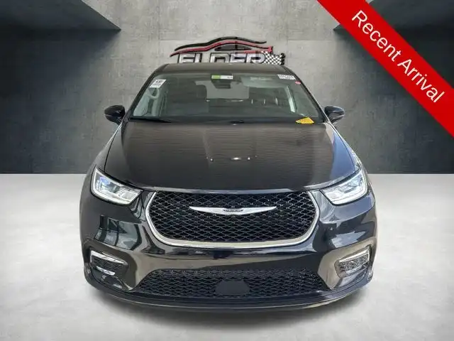 2024 Chrysler Pacifica Touring L's photo
