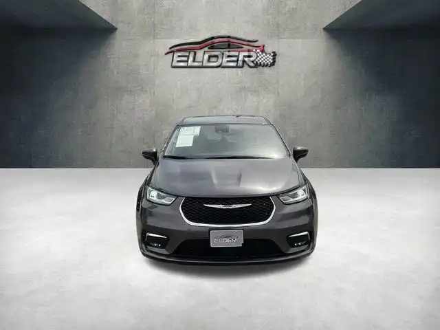 2023 Chrysler Pacifica Touring L's photo