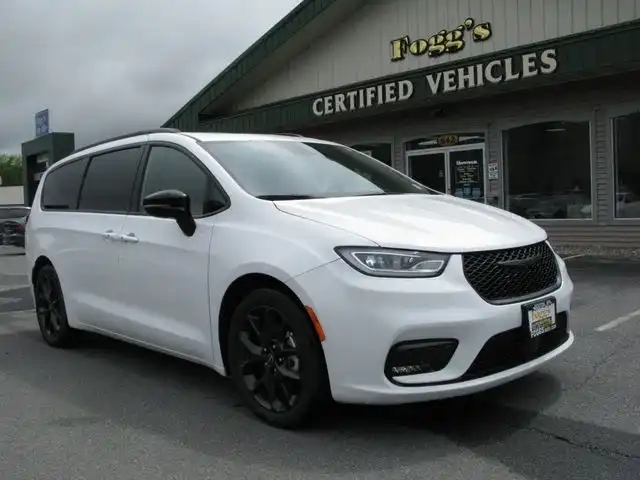 2025 Chrysler Pacifica Limited's photo
