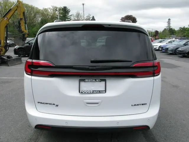 2025 Chrysler Pacifica Limited photo 4