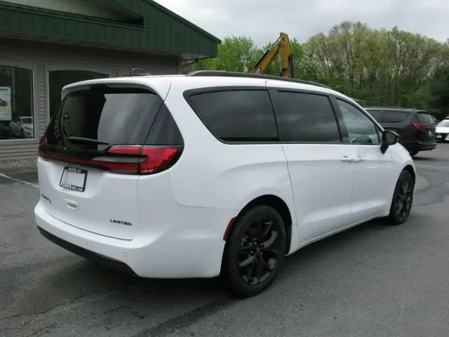 2025 Chrysler Pacifica Limited photo 3