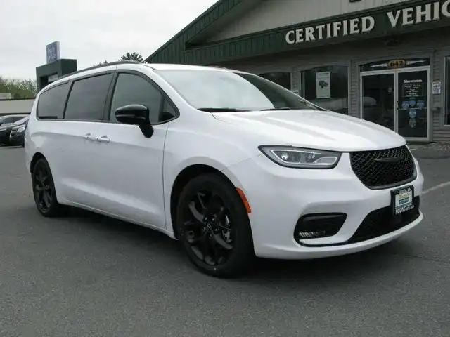 2025 Chrysler Pacifica Limited's photo