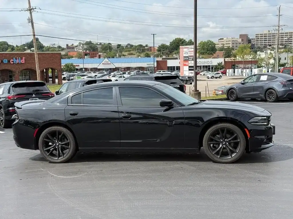 2017 Dodge Charger SXT's photo