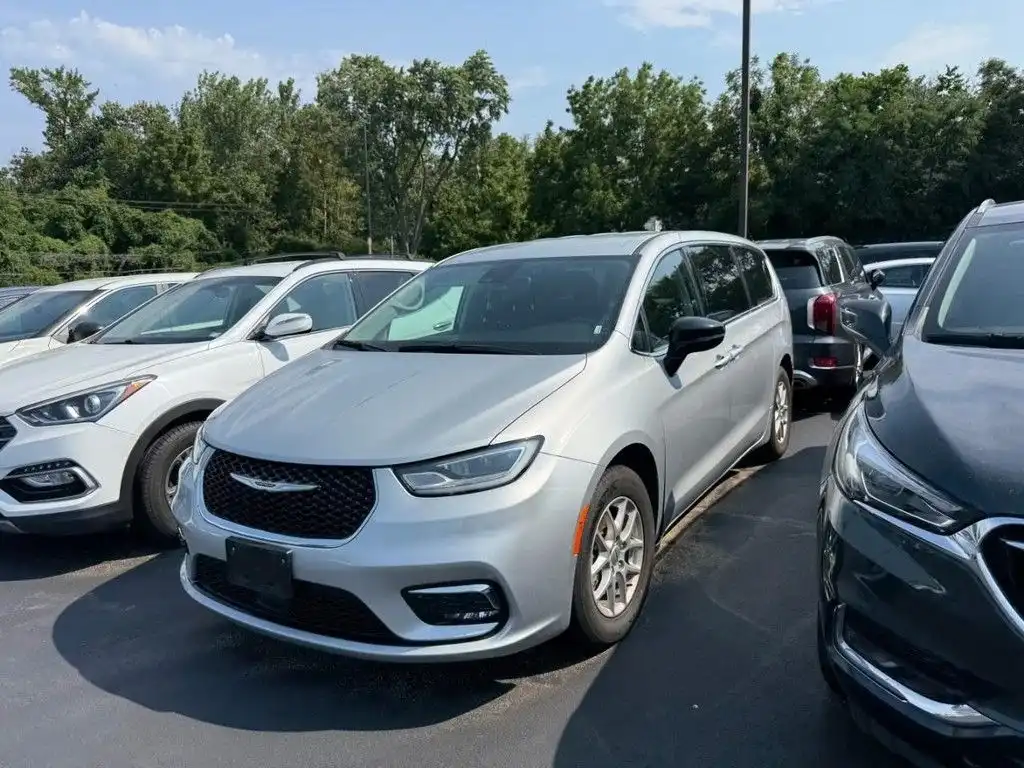 2024 Chrysler Pacifica Touring L's photo