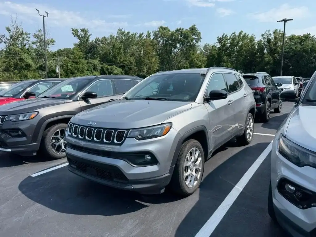2023 Jeep Compass Latitude Lux 4X4's photo