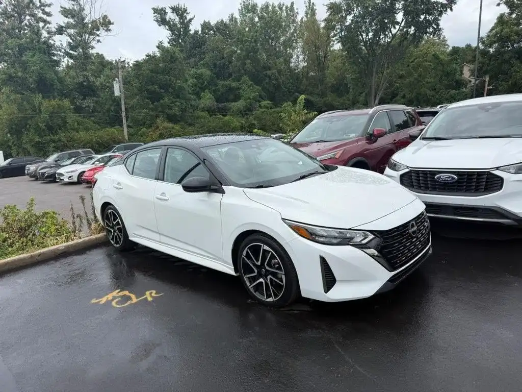2025 Nissan Sentra SR CVT's photo