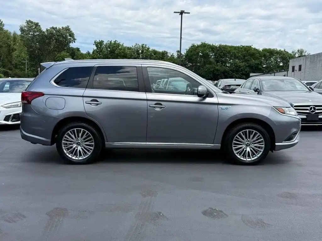 2022 Mitsubishi Outlander Plug-in Hybrid SE S-AWC's photo