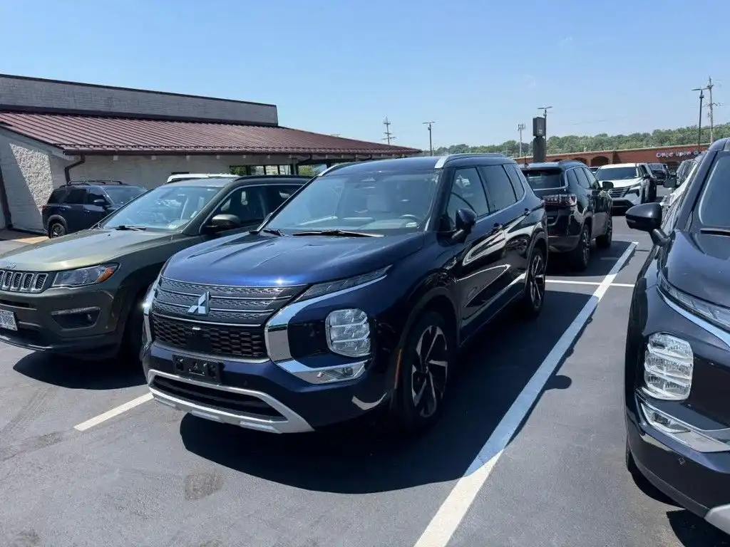 2024 Mitsubishi Outlander SEL 2WD's photo