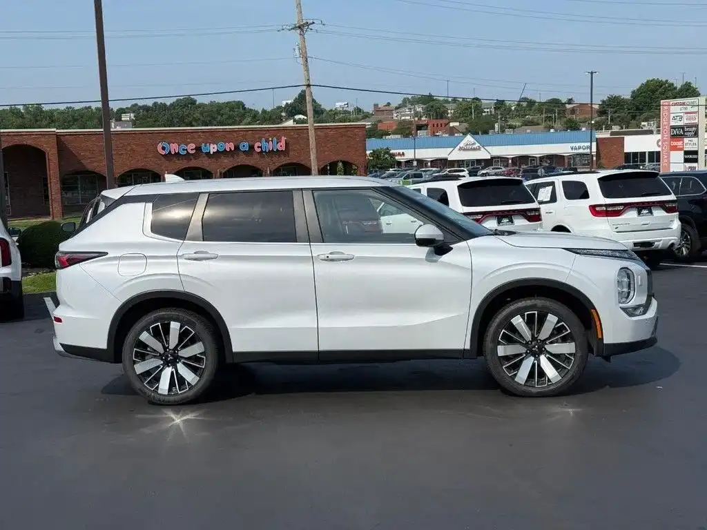 2025 Mitsubishi Outlander SE S-AWC's photo