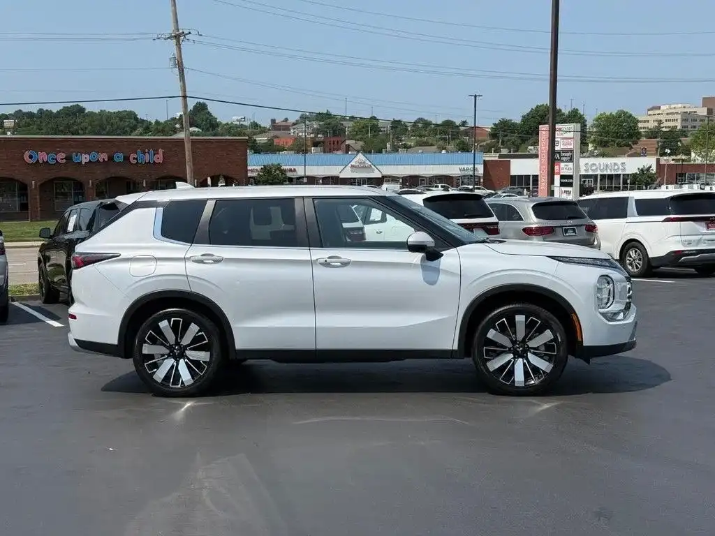 2025 Mitsubishi Outlander SE S-AWC's photo