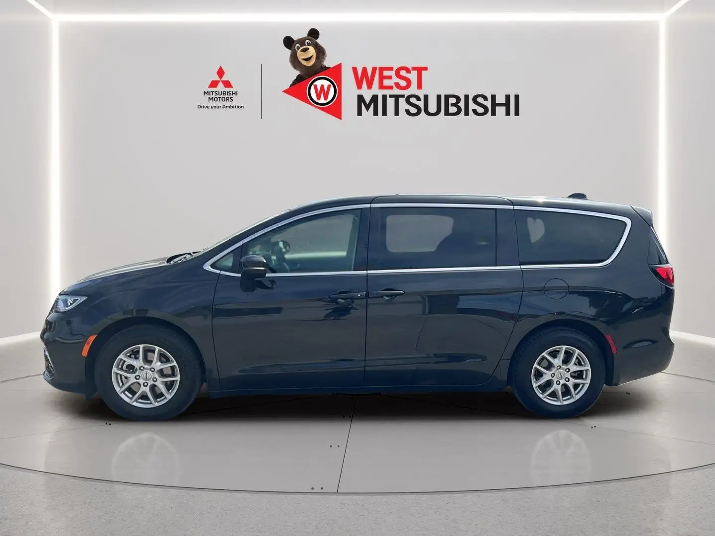 2023 Chrysler Pacifica Touring L photo 1