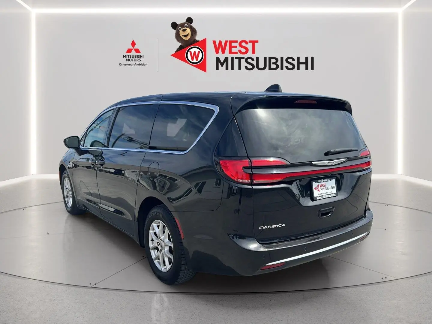 2023 Chrysler Pacifica Touring L photo 3