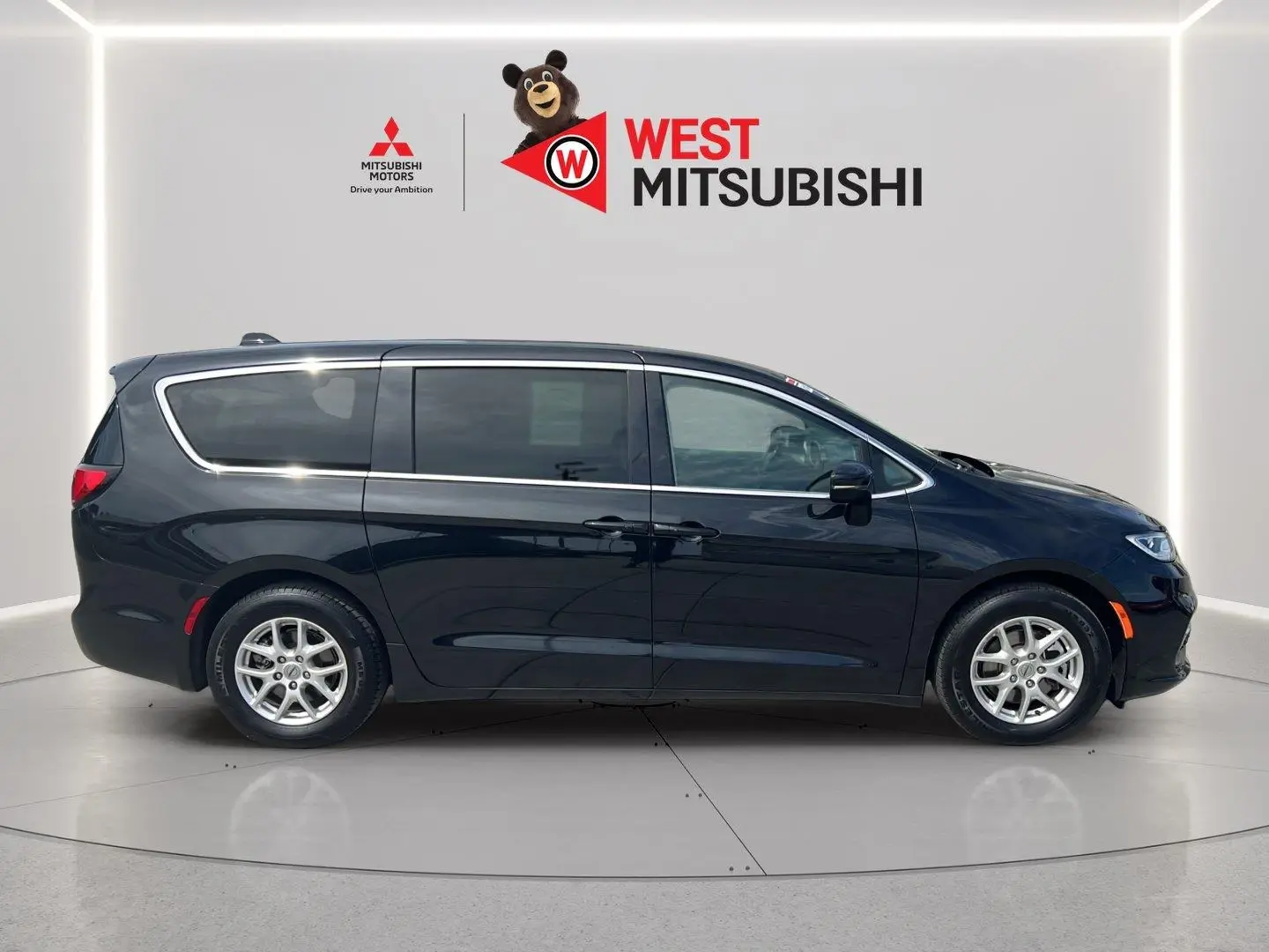 2023 Chrysler Pacifica Touring L photo 5