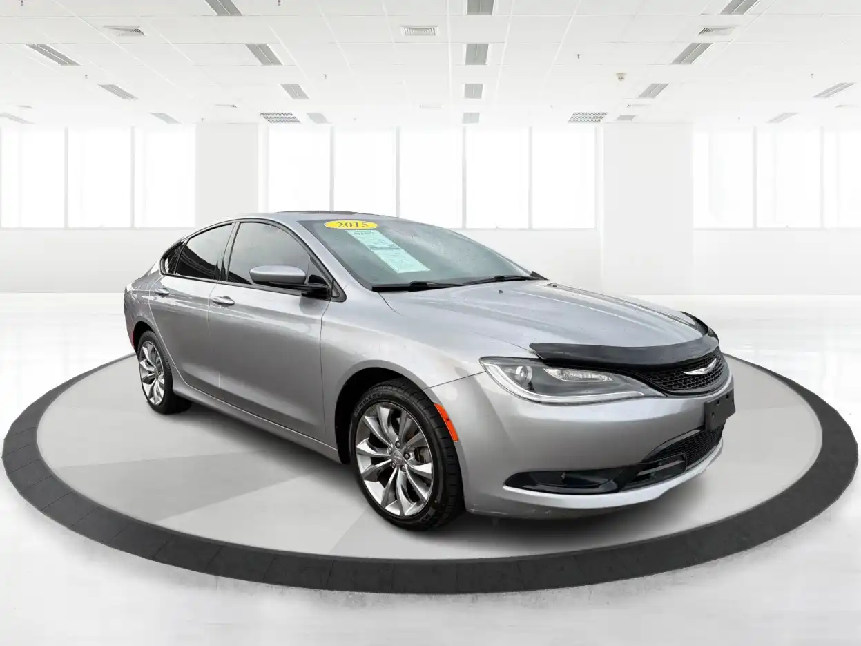 2015 Chrysler 200 S's photo