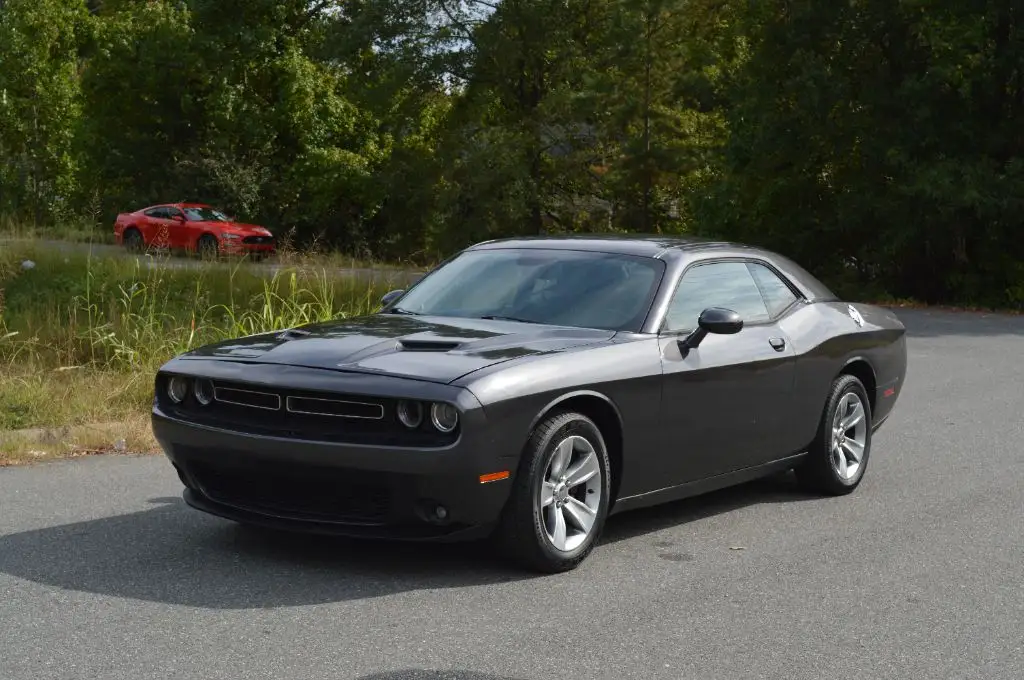 2017 Dodge Challenger SXT photo 1