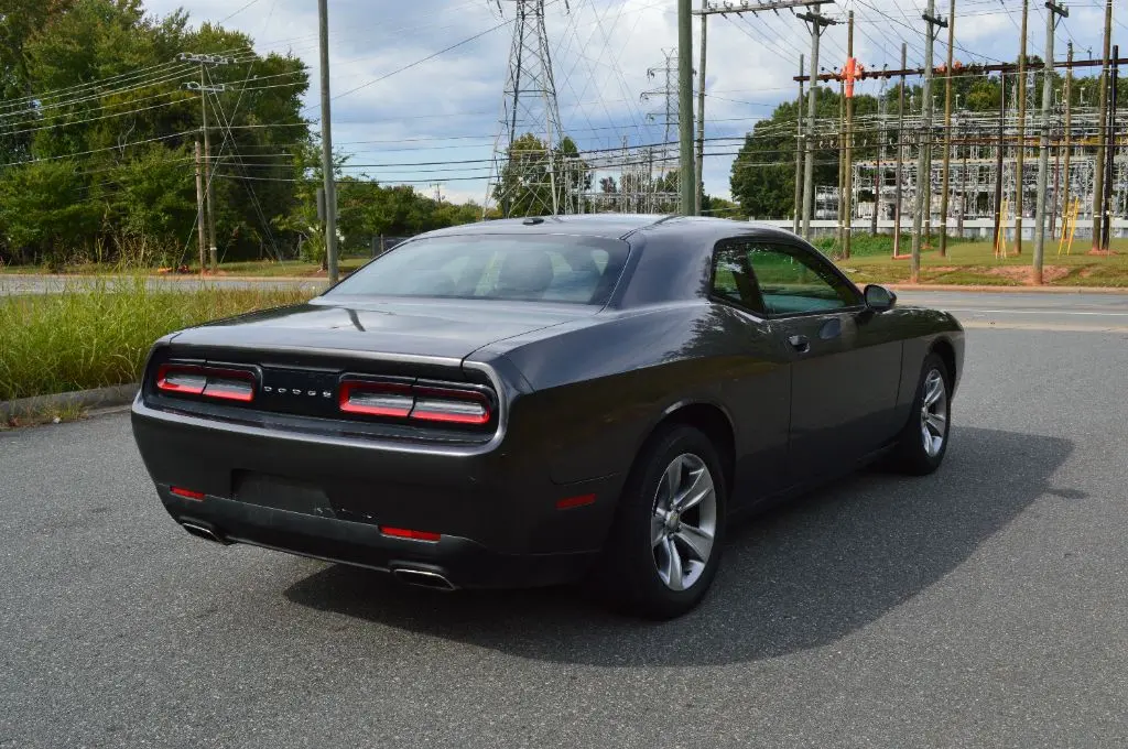 2017 Dodge Challenger SXT photo 4