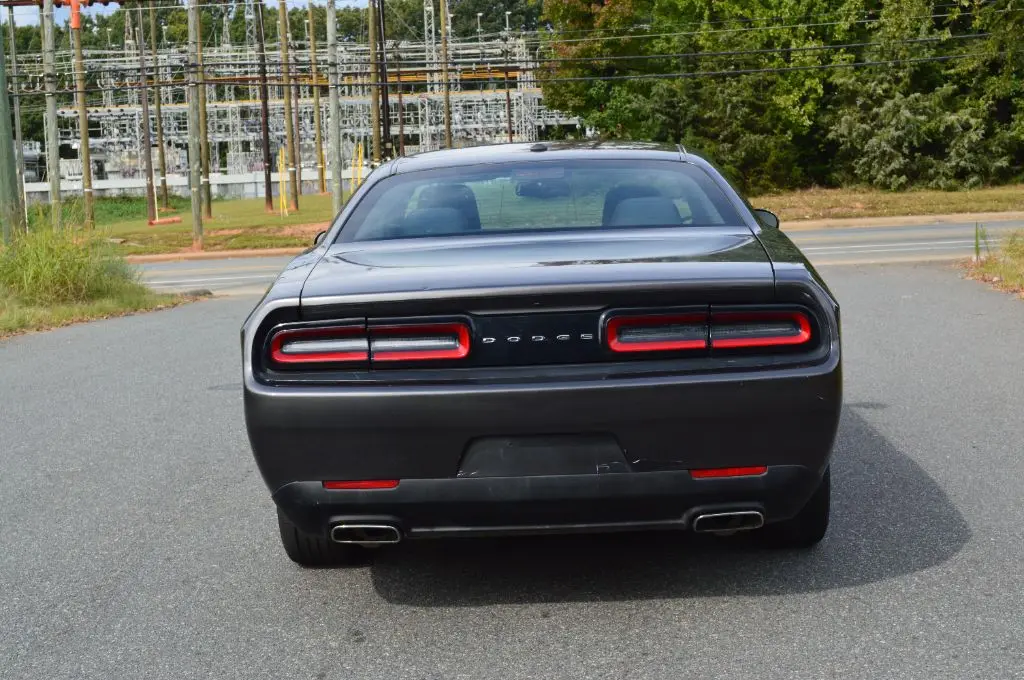 2017 Dodge Challenger SXT photo 5