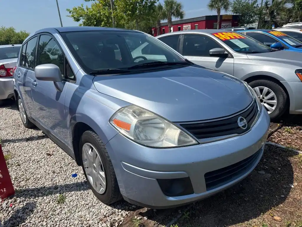 2010 Nissan Versa 1.8 S Auto's photo