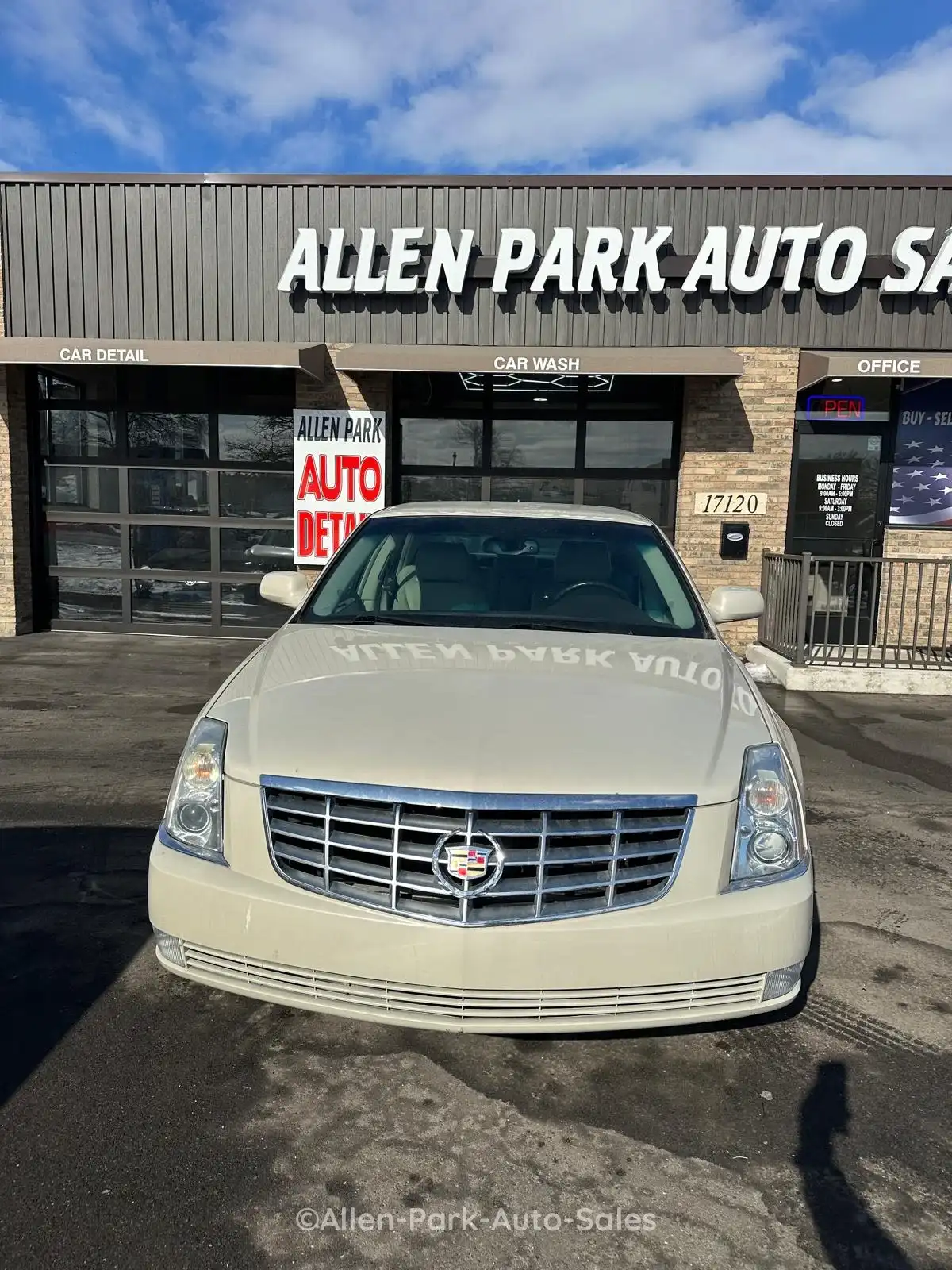 2011 Cadillac DTS Standard's photo