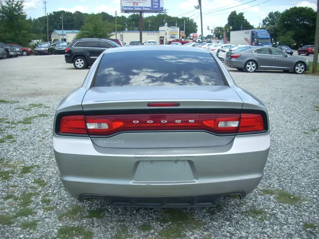 2013 Dodge Charger SE photo 3