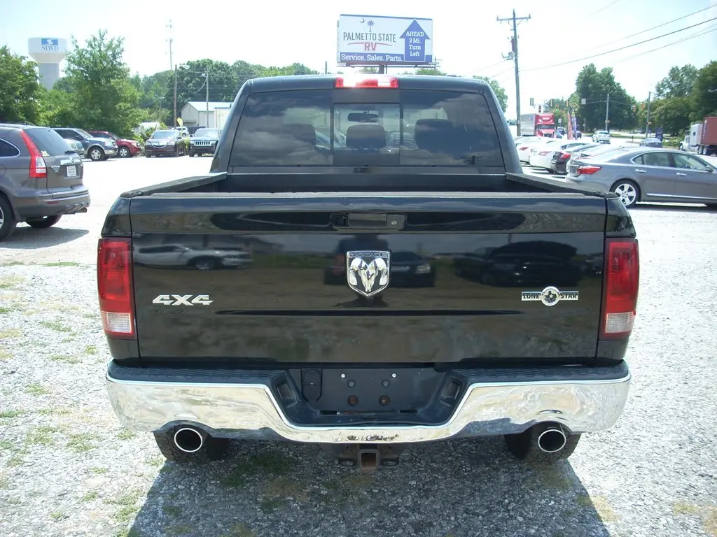 2010 RAM 1500 SLT 4x4 Crew Cab photo 3