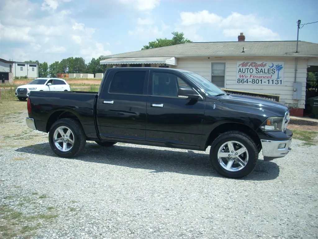 2010 RAM 1500 SLT 4x4 Crew Cab photo 4