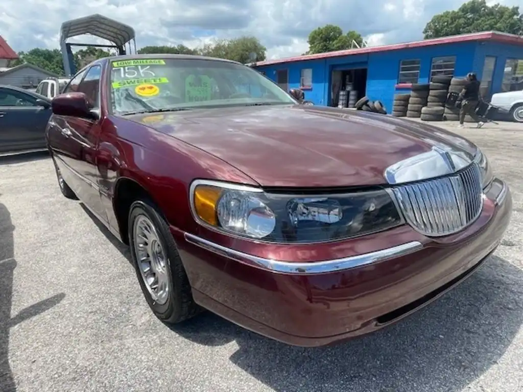 2000 Lincoln Town Car Cartier's photo