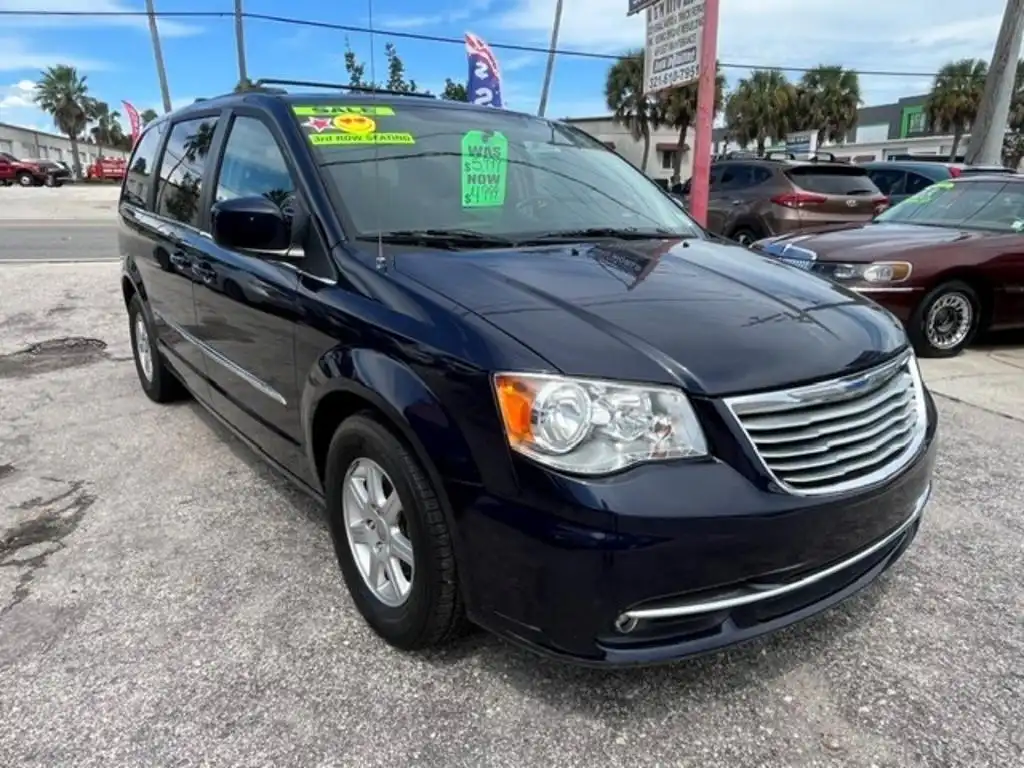 2012 Chrysler Town & Country Touring's photo