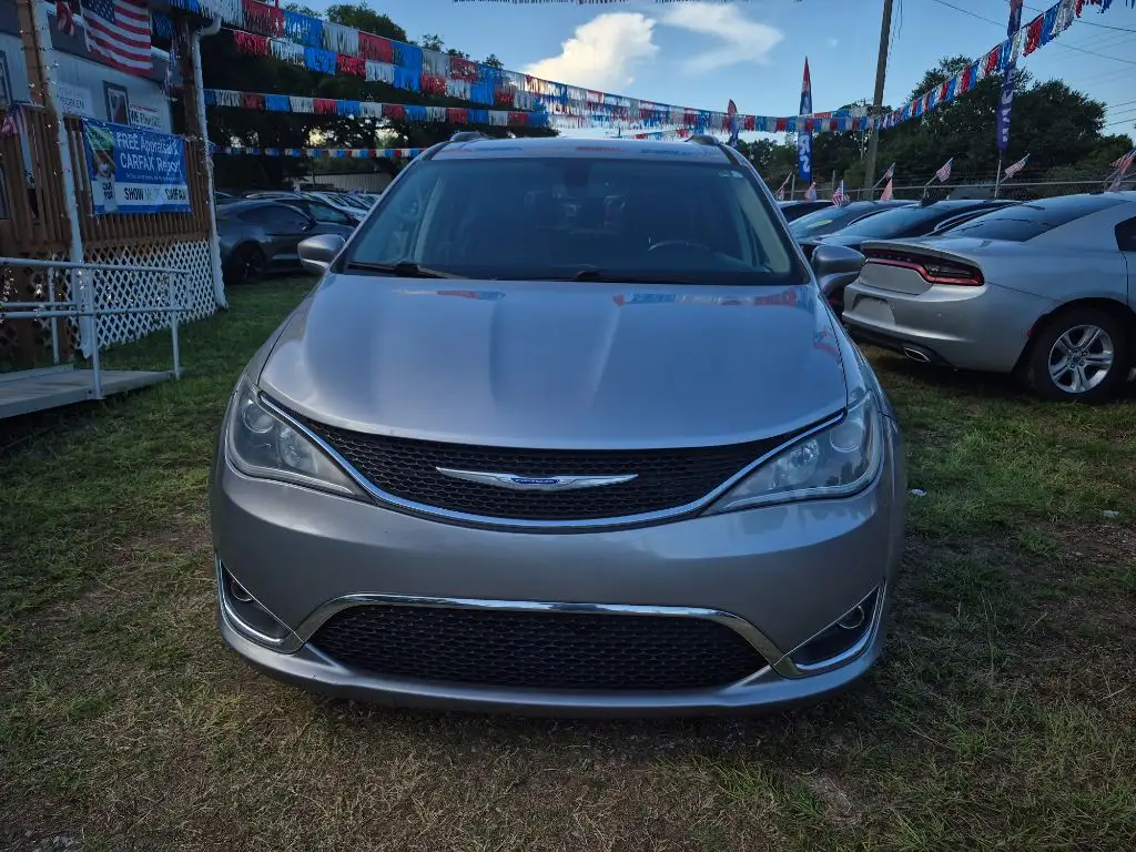 2020 Chrysler Pacifica Touring L's photo