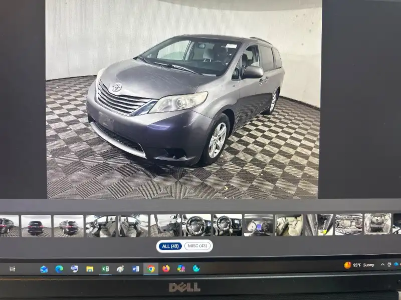 2017 Toyota Sienna LE V6 7-Passenger Access Seat's photo