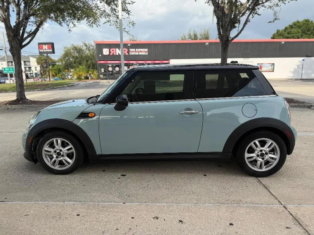 2013 MINI Cooper Base photo 3