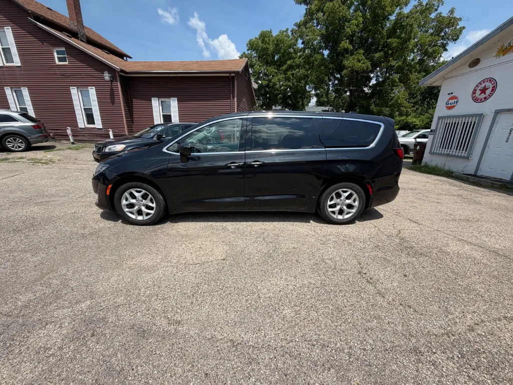 2017 Chrysler Pacifica Touring Plus photo 5