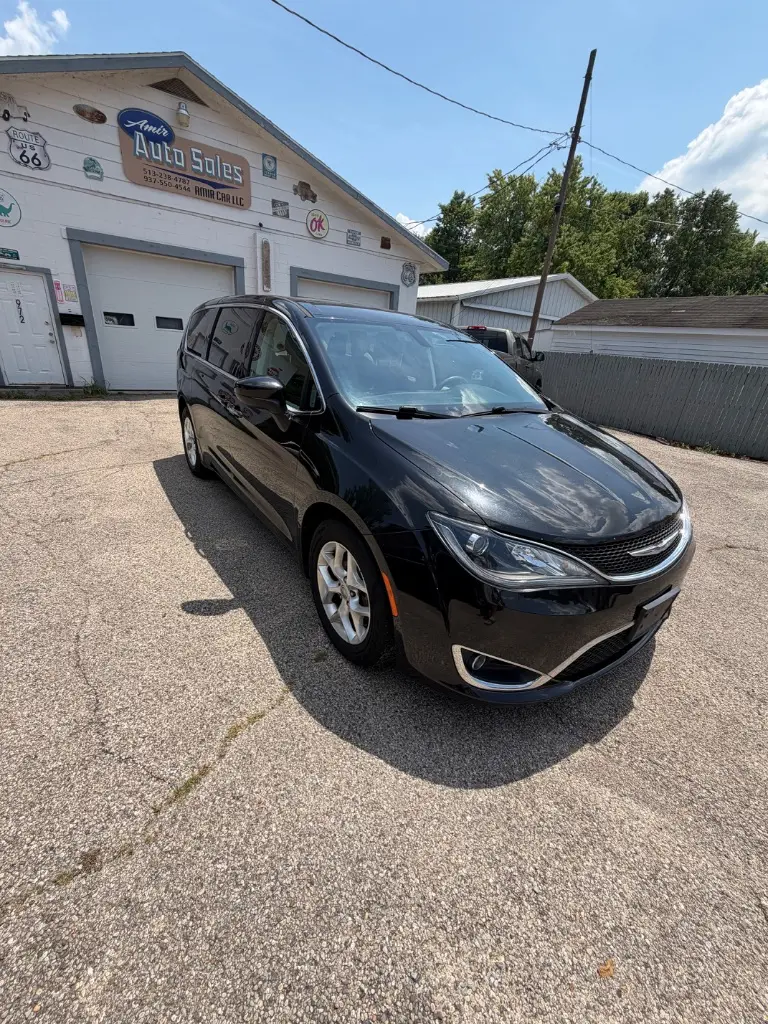 2017 Chrysler Pacifica Touring Plus photo 3