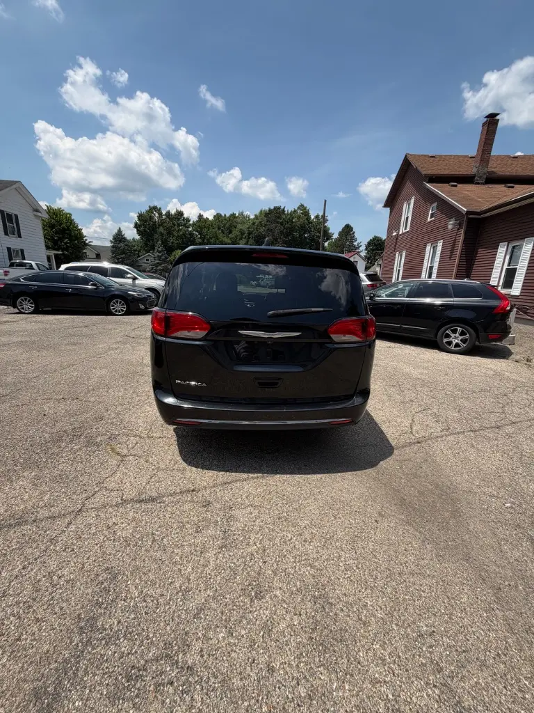 2017 Chrysler Pacifica Touring Plus photo 4