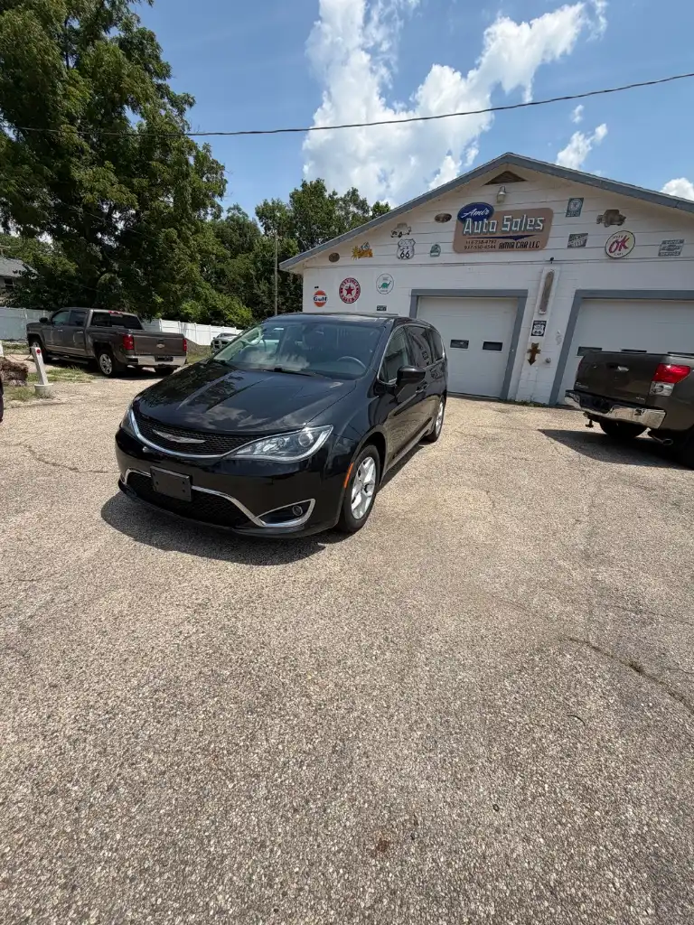 2017 Chrysler Pacifica Touring Plus's photo