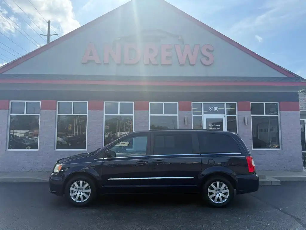 2014 Chrysler Town & Country Touring's photo