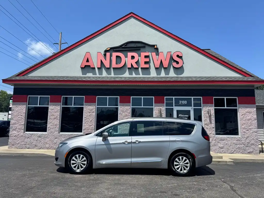 2017 Chrysler Pacifica Touring-L's photo