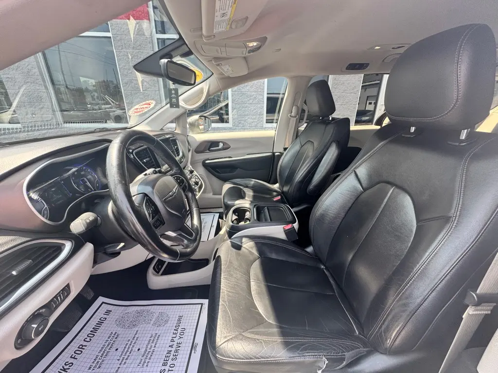2017 Chrysler Pacifica Touring-L photo 4