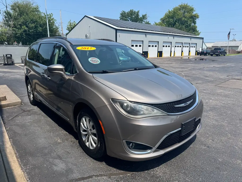 2017 Chrysler Pacifica Touring-L photo 3