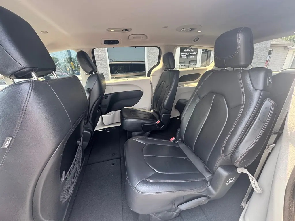 2017 Chrysler Pacifica Touring-L photo 5