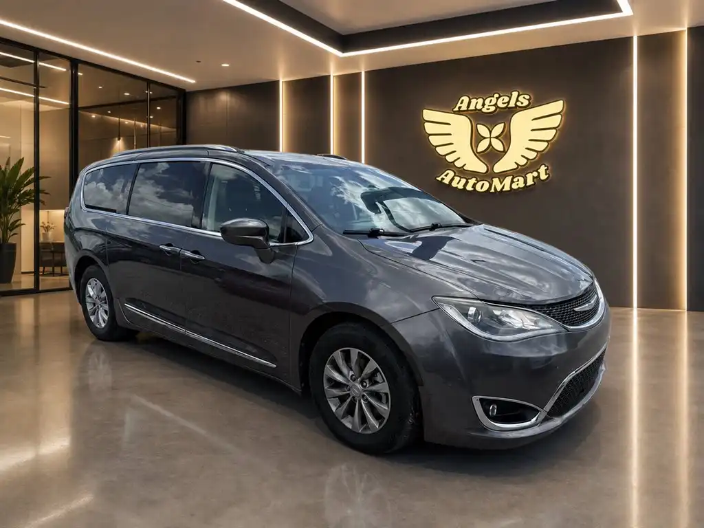 2019 Chrysler Pacifica Touring L's photo