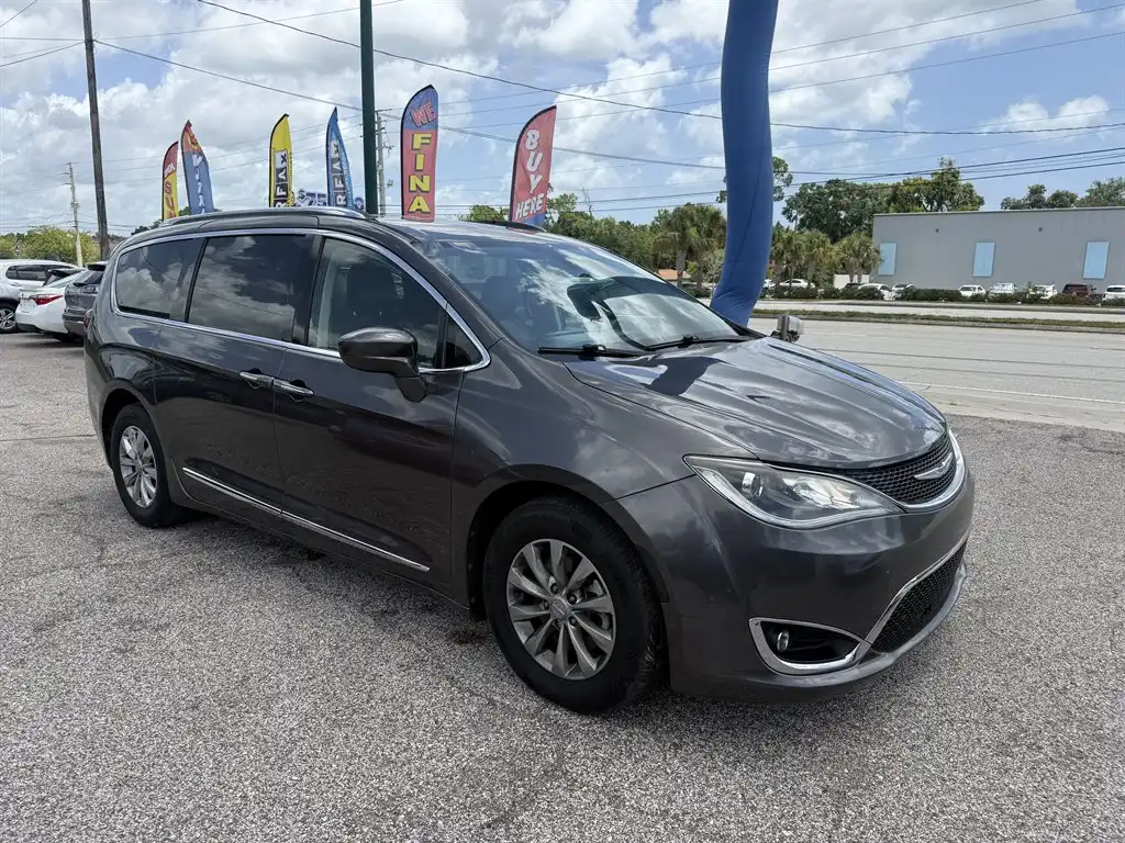 2019 Chrysler Pacifica Touring L's photo