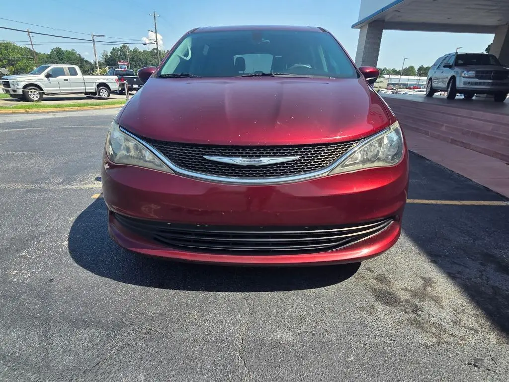 2017 Chrysler Pacifica LX photo 3