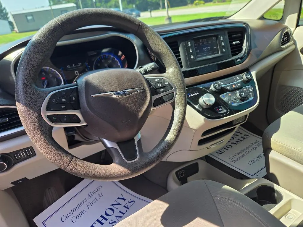 2017 Chrysler Pacifica LX photo 5