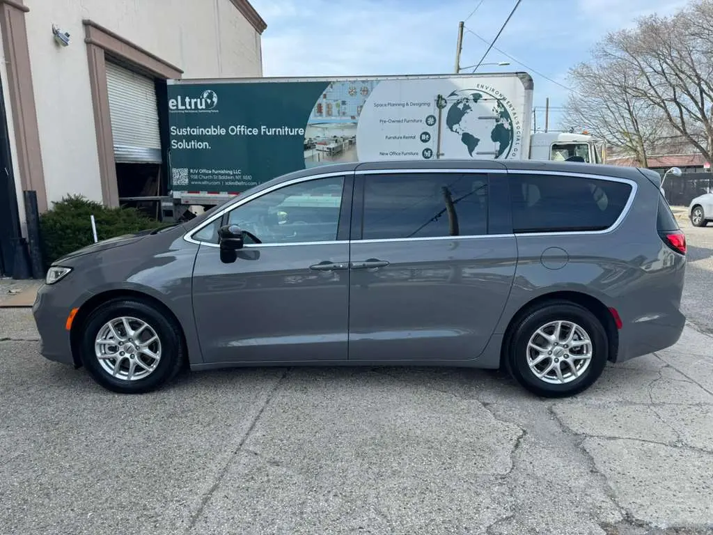 2025 Chrysler Pacifica Select photo 4