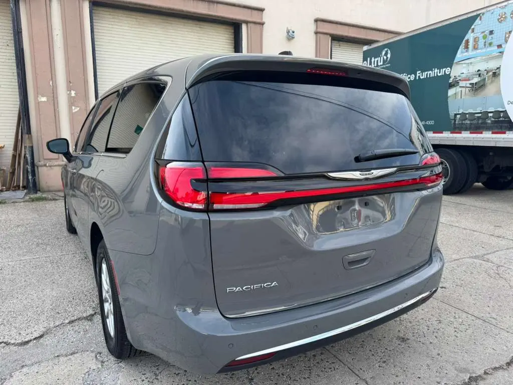 2025 Chrysler Pacifica Select photo 5
