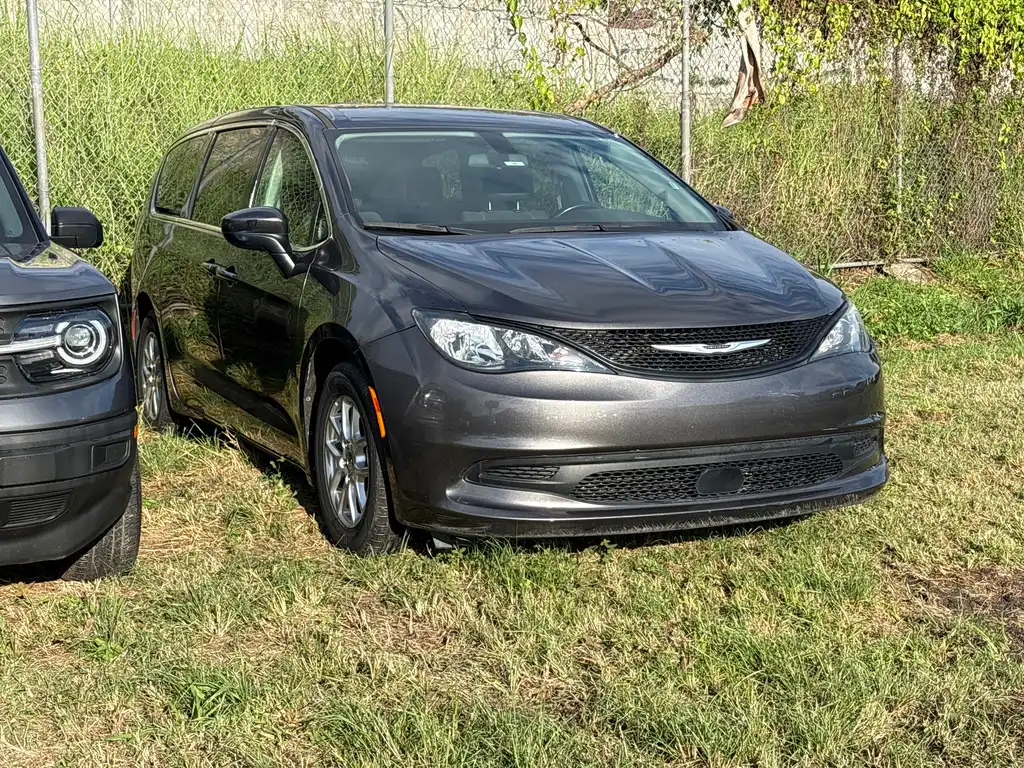 2022 Chrysler Voyager LX's photo