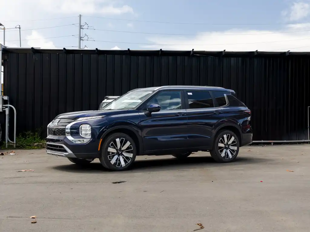 2025 Mitsubishi Outlander SE 2WD's photo