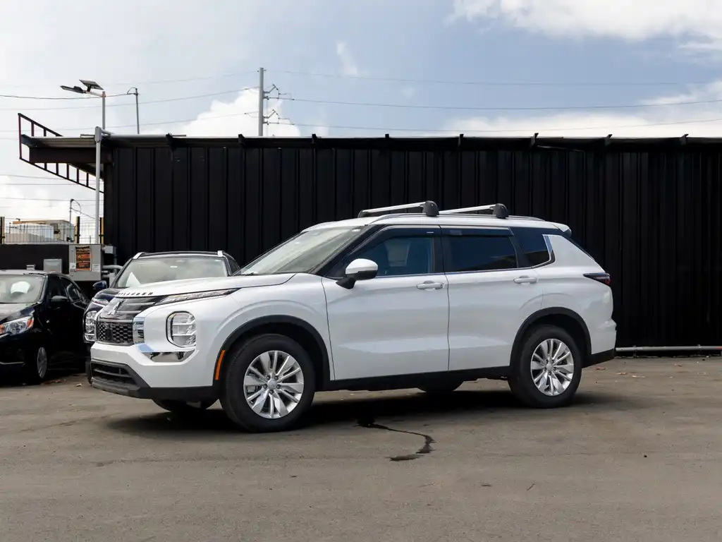 2025 Mitsubishi Outlander ES 2WD's photo