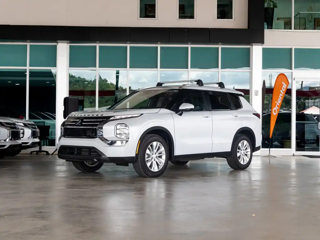 2025 Mitsubishi Outlander ES 2WD's photo